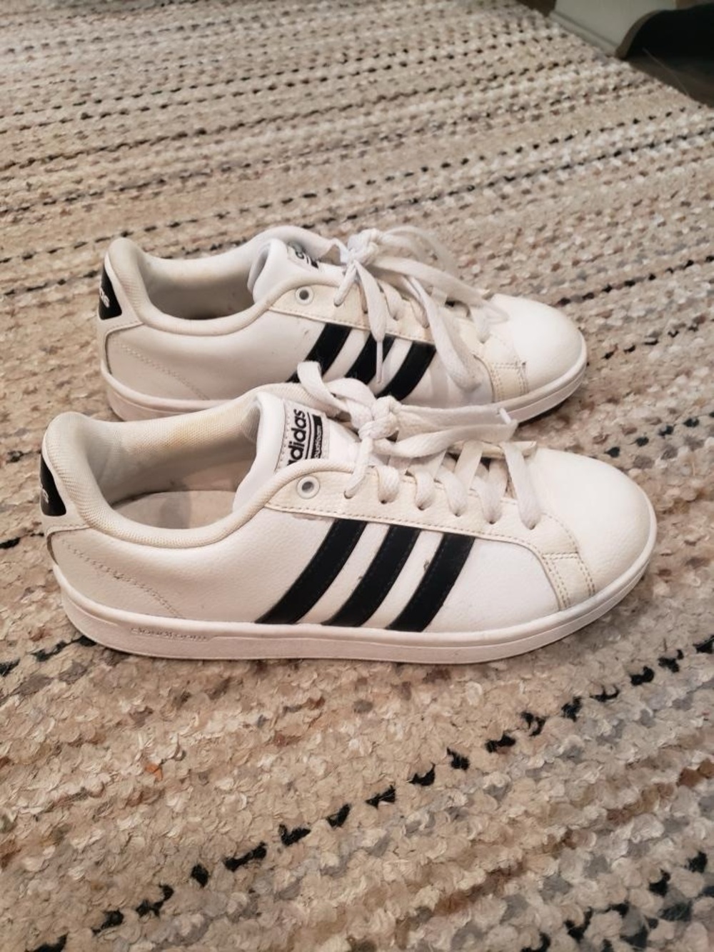 Adidas Neo White Sneakers Women’s Size 8 
cloudfoam memory footbed